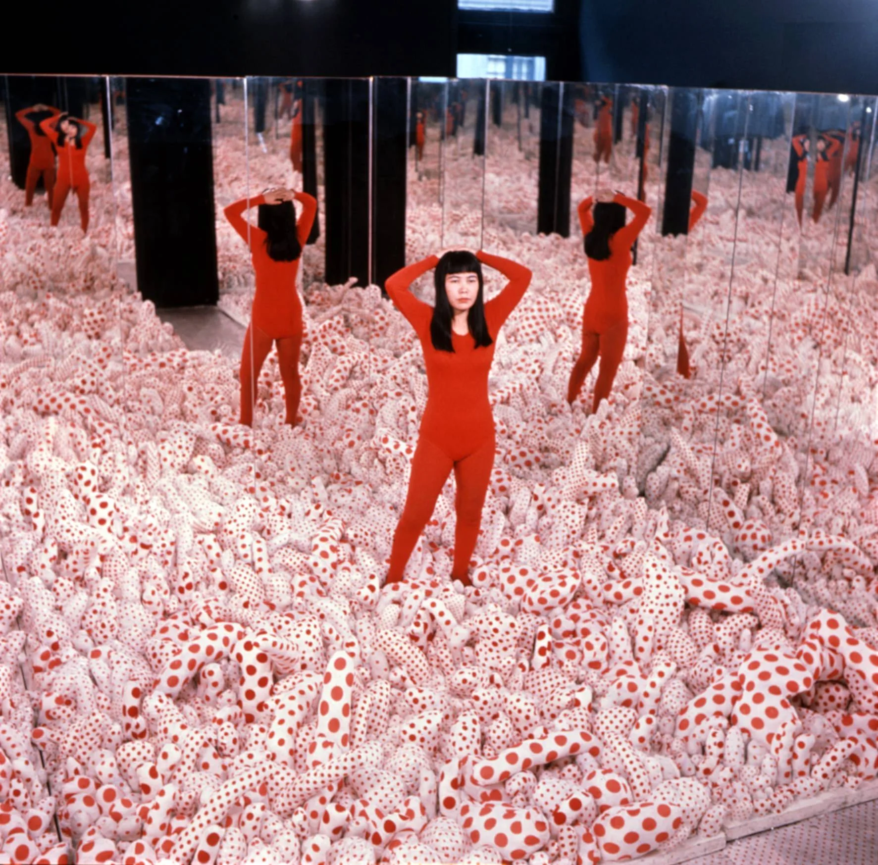 Yayoi Kusama: Infinity Mirrors”, tra zucche e pois multicolore